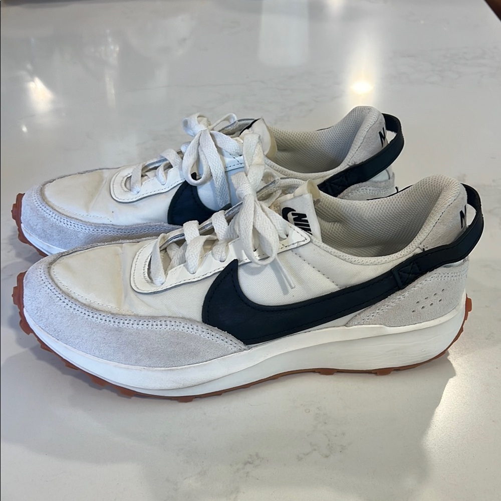 Nike women’s white/cream and black Sneakers 8.5